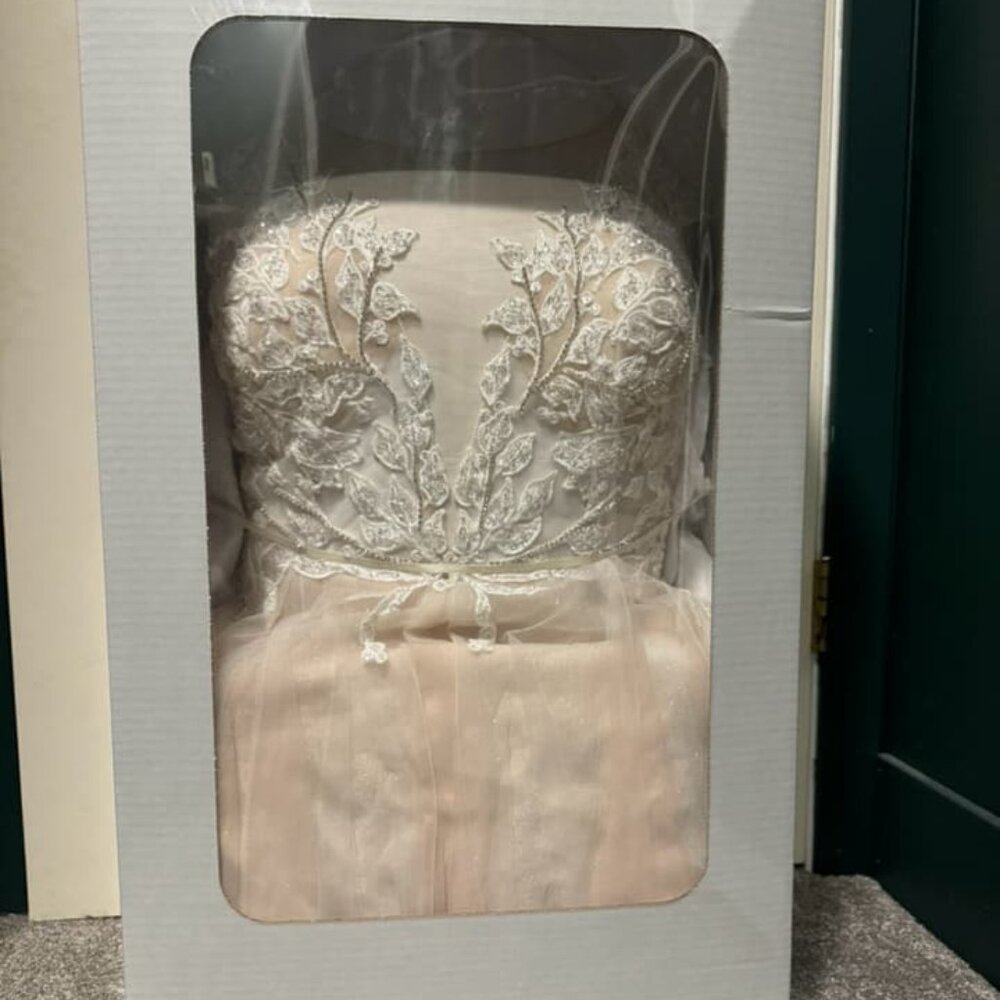 Galina Signature Ivory Wedding Dress Size 18 - Picture 5 of 7